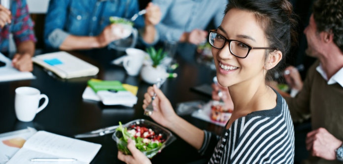 Manger sainement au bureau grâce à la livraison de plateau repas