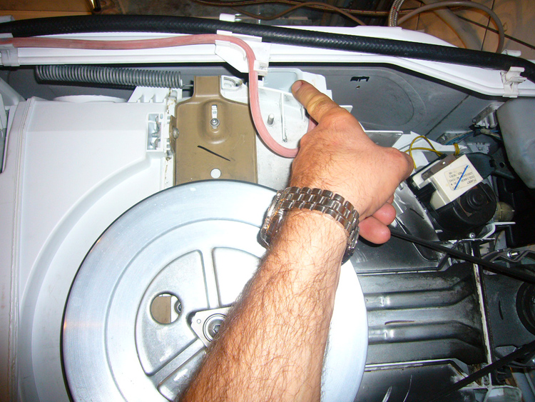 Comment réparer une machine à laver qui fuit ?