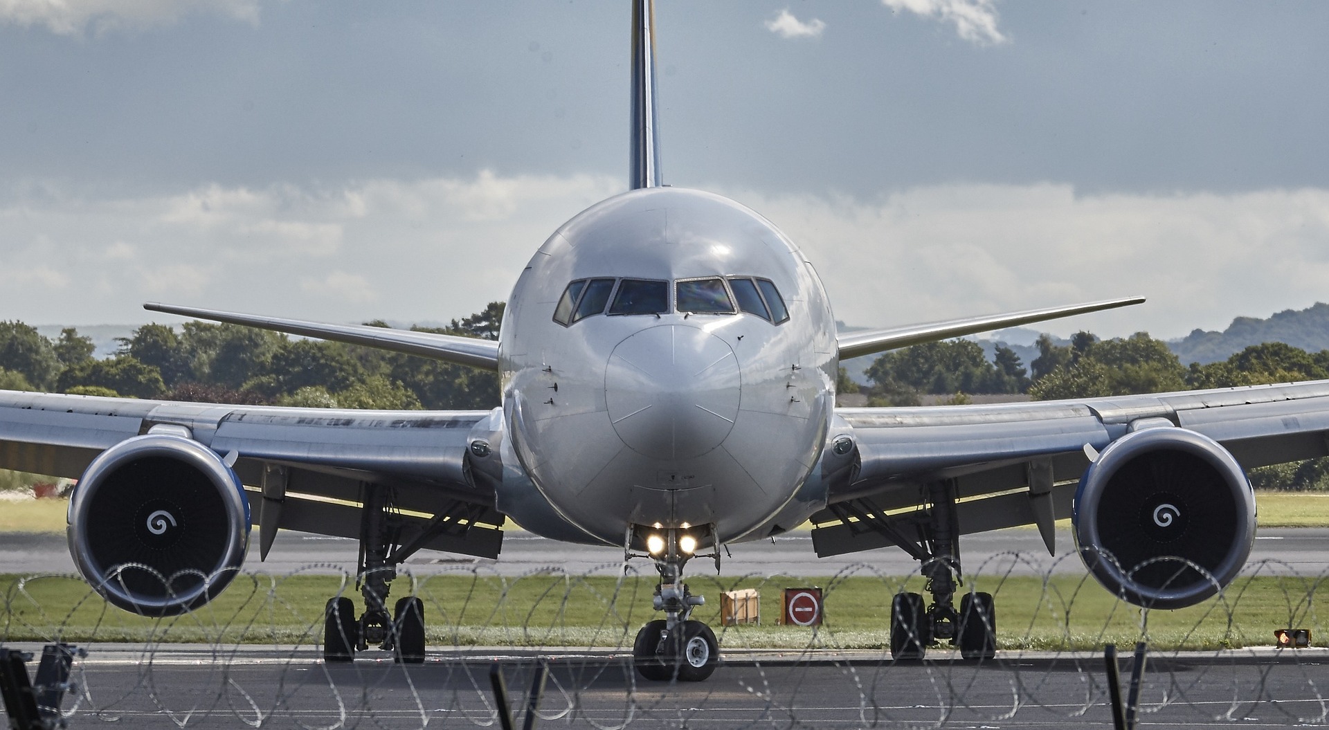 Traitement de surface aéronautique : la peinture d’un avion étape par étape