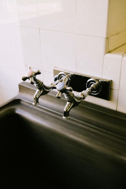 Comment installer et connecter un robinet mural multicouche