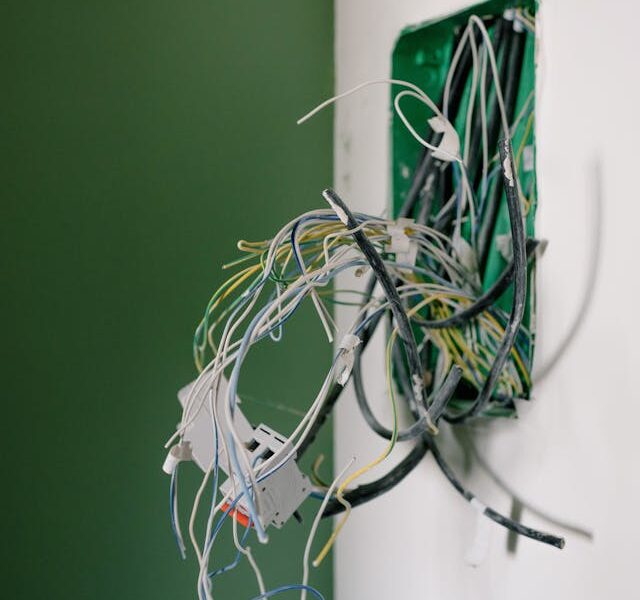 Les fils de l'ombre le quotidien méconnu des électriciens